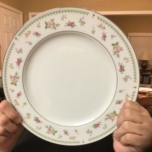 Decorative Plate , Fine Porcelain made in Japan